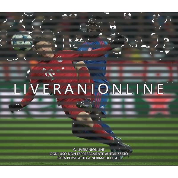 firo : Fu§ball,Fussball : 24.11.2015 Champions League, Saison 2015/2016: FC Bayern MŸnchen - Olympiacos FC, FCB, Robert Lewandowski ( MŸnchen ) im Zweikampf mit Arthur Masuaku ( Olympiacos ) $worldrightsEs gelten unsere AGB, einsehbar auf www.firosportphoto.de copyright by firo sportphoto: Coesfelder Str. 207 D- 48249 DŸlmen www.firosportphoto.de mail@firosportphoto.de (V o l k s b a n k B o c h u m - W i t t e n ) BLZ.: 430 601 29 Kt. Nr.: 341 117 100 Tel: +49-2594 - 9916004 Fax: +49-2594 - 9916005 AG ALDO LIVERANI SAS ONLY ITALY