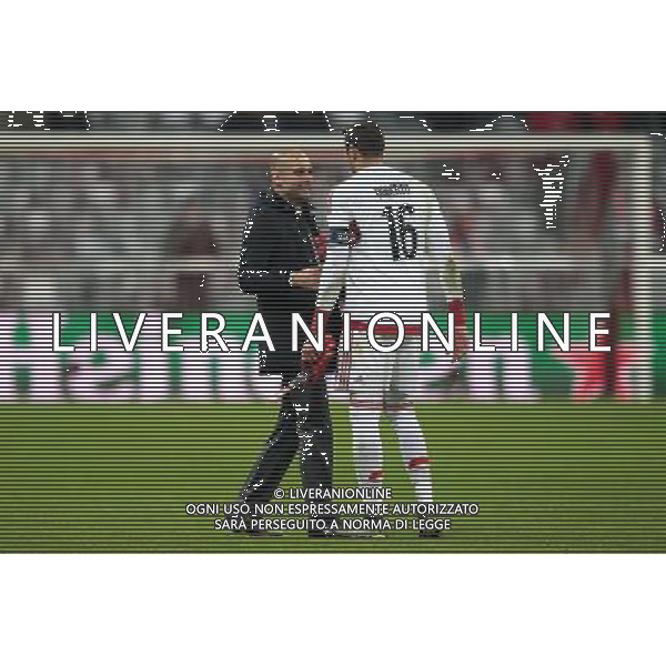 firo : Fu§ball,Fussball : 24.11.2015 Champions League, Saison 2015/2016: FC Bayern MŸnchen - Olympiacos FC, FCB, Trainer Pep Guardiola ( MŸnchen ), Roberto Jimenez Gago ( Olympiacos ), ganze Figur, Gestik, abklatschen $worldrightsEs gelten unsere AGB, einsehbar auf www.firosportphoto.de copyright by firo sportphoto: Coesfelder Str. 207 D- 48249 DŸlmen www.firosportphoto.de mail@firosportphoto.de (V o l k s b a n k B o c h u m - W i t t e n ) BLZ.: 430 601 29 Kt. Nr.: 341 117 100 Tel: +49-2594 - 9916004 Fax: +49-2594 - 9916005 AG ALDO LIVERANI SAS ONLY ITALY