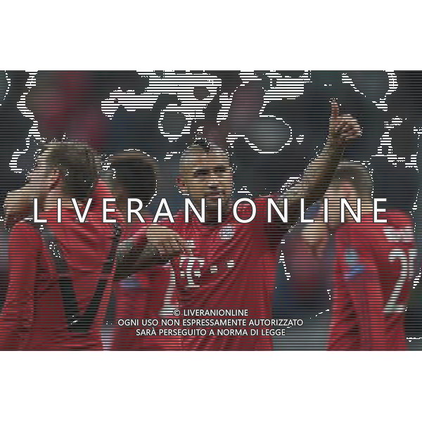 firo : Fu§ball,Fussball : 24.11.2015 Champions League, Saison 2015/2016: FC Bayern MŸnchen - Olympiacos FC, FCB, Arturo Vidal ( MŸnchen ), halbe Figur, Gestik, Schlussjubel, Jubel, Freude, bedankt sich bei den Fans $worldrightsEs gelten unsere AGB, einsehbar auf www.firosportphoto.de copyright by firo sportphoto: Coesfelder Str. 207 D- 48249 DŸlmen www.firosportphoto.de mail@firosportphoto.de (V o l k s b a n k B o c h u m - W i t t e n ) BLZ.: 430 601 29 Kt. Nr.: 341 117 100 Tel: +49-2594 - 9916004 Fax: +49-2594 - 9916005 AG ALDO LIVERANI SAS ONLY ITALY