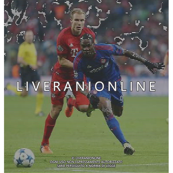 firo : 24.11.2015, Fu§ball, Saison 2015/2016, UEFA Champions League: FC Bayern MŸnchen - Olympiakos PirŠus Foul zur roten Karte BADSTUBER, IDEYE, BADSTUBER $worldrightsEs gelten unsere AGB, einsehbar auf www.firosportphoto.de ¤ONLY FOR USE IN G E R M A N Y !!!!! Photo : INTIME, copyright by firo sportphoto: Coesfelder Str.207 48249 DŸlmeTel.:02594 9916004 www.firosportphoto.de mail@firosportphoto.de (V o l k s b a n k B o c h u m - W i t t e n ) BLZ.: 430 601 29 Kt. Nr.: 341 117 100 Tel.:02594 9916004 AG ALDO LIVERANI SAS ONLY ITALY