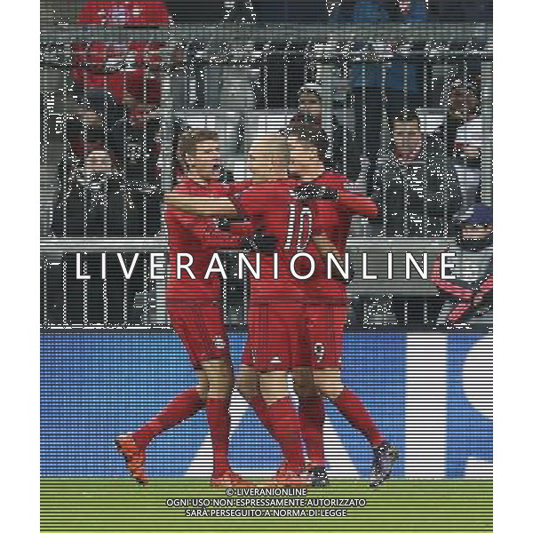 firo : 24.11.2015, Fu§ball, Saison 2015/2016, UEFA Champions League: FC Bayern MŸnchen - Olympiakos PirŠus Jubel LEWANDOWSKI mit M†LLER und ROBBEN $worldrightsEs gelten unsere AGB, einsehbar auf www.firosportphoto.de ¤ONLY FOR USE IN G E R M A N Y !!!!! Photo : INTIME, copyright by firo sportphoto: Coesfelder Str.207 48249 DŸlmeTel.:02594 9916004 www.firosportphoto.de mail@firosportphoto.de (V o l k s b a n k B o c h u m - W i t t e n ) BLZ.: 430 601 29 Kt. Nr.: 341 117 100 Tel.:02594 9916004 AG ALDO LIVERANI SAS ONLY ITALY