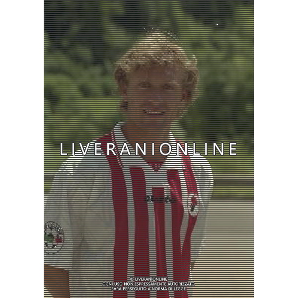BARI CALCIO 1996 NELLA FOTO THOMAS DOLL CON LA MAGLIA DEL BARI AG ALDO LIVERANI SAS