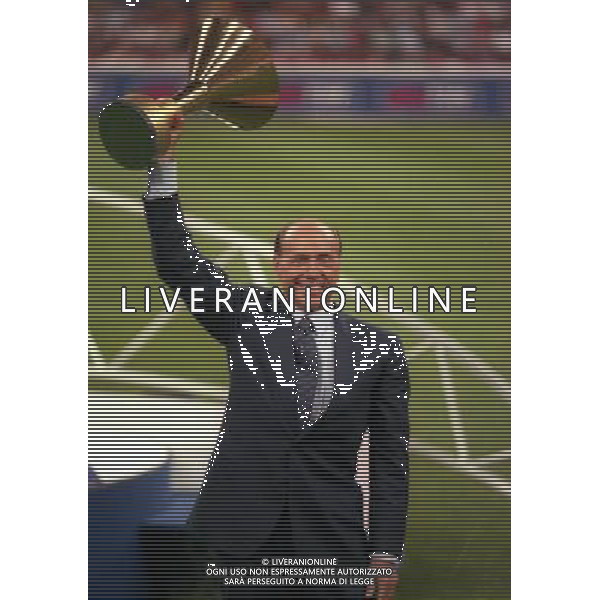 MILANO SUPERCOPPA ITALIANA MILAN PARMA 21-081-1999 NELLA FOTO SILVIO BERLUSCONI CON LA COPPA DEL CAMPIONATO AG ALDO LIVERANI SAS