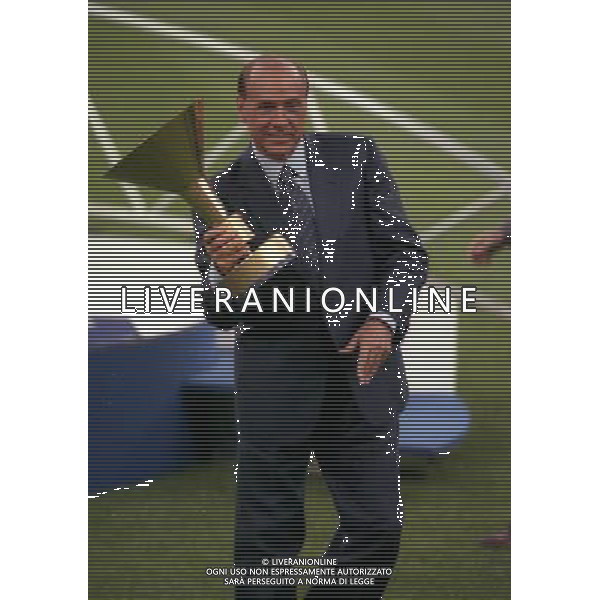 MILANO SUPERCOPPA ITALIANA MILAN PARMA 21-081-1999 NELLA FOTO SILVIO BERLUSCONI CON LA COPPA DEL CAMPIONATO AG ALDO LIVERANI SAS