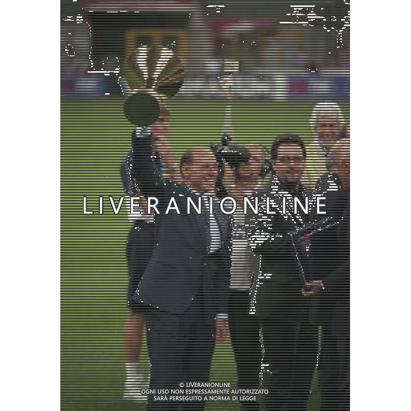 MILANO SUPERCOPPA ITALIANA MILAN PARMA 21-081-1999 NELLA FOTO SILVIO BERLUSCONI CON LA COPPA DEL CAMPIONATO AG ALDO LIVERANI SAS