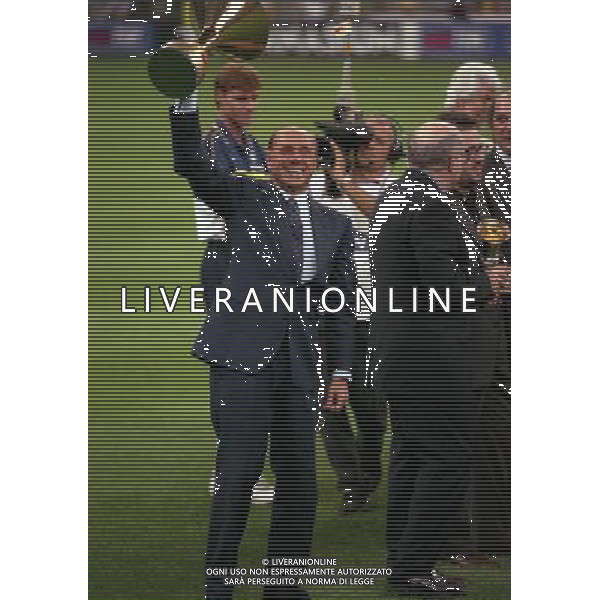 MILANO SUPERCOPPA ITALIANA MILAN PARMA 21-081-1999 NELLA FOTO SILVIO BERLUSCONI CON LA COPPA DEL CAMPIONATO AG ALDO LIVERANI SAS