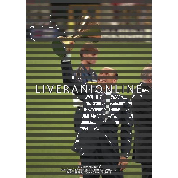 MILANO SUPERCOPPA ITALIANA MILAN PARMA 21-081-1999 NELLA FOTO SILVIO BERLUSCONI CON LA COPPA DEL CAMPIONATO AG ALDO LIVERANI SAS