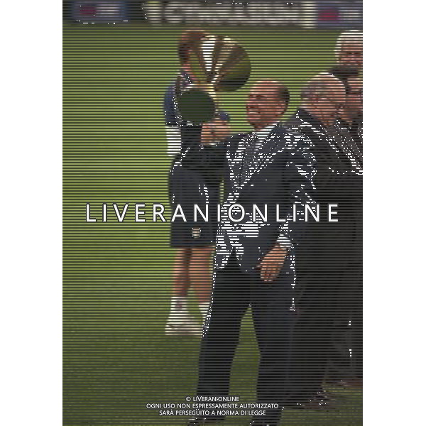 MILANO SUPERCOPPA ITALIANA MILAN PARMA 21-081-1999 NELLA FOTO SILVIO BERLUSCONI CON LA COPPA DEL CAMPIONATO AG ALDO LIVERANI SAS