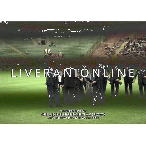 MILANO SUPERCOPPA ITALIANA MILAN PARMA 21-081-1999 NELLA FOTO SILVIO BERLUSCONI CON LA COPPA DEL CAMPIONATO AG ALDO LIVERANI SAS