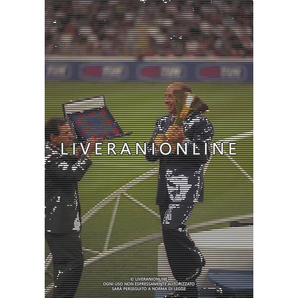 MILANO SUPERCOPPA ITALIANA MILAN PARMA 21-081-1999 NELLA FOTO SILVIO BERLUSCONI CON LA COPPA DEL CAMPIONATO AG ALDO LIVERANI SAS