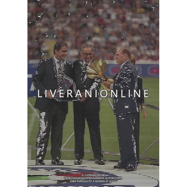 MILANO SUPERCOPPA ITALIANA MILAN PARMA 21-081-1999 NELLA FOTO SILVIO BERLUSCONI CON LA COPPA DEL CAMPIONATO AG ALDO LIVERANI SAS