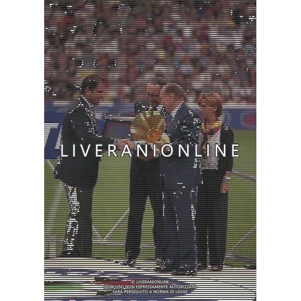 MILANO SUPERCOPPA ITALIANA MILAN PARMA 21-081-1999 NELLA FOTO SILVIO BERLUSCONI CON LA COPPA DEL CAMPIONATO CON FRANCO CARRARO E DE BENEDETTI MARCO AG ALDO LIVERANI SAS