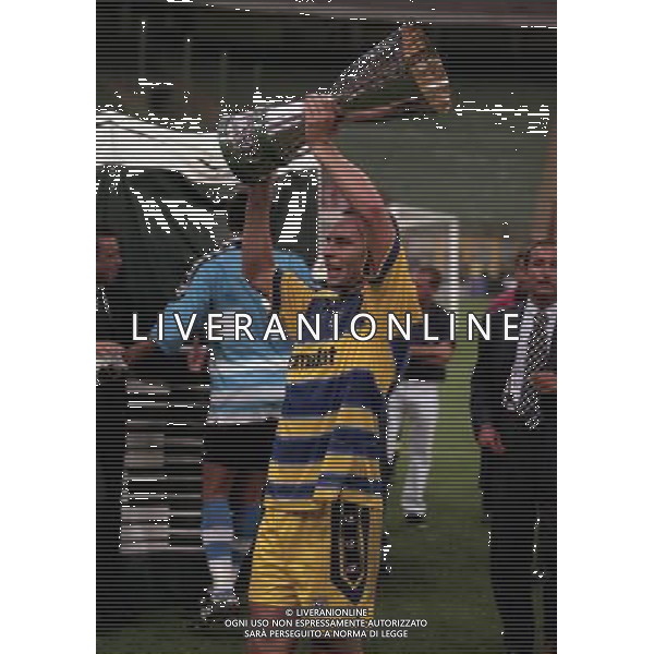 MILANO SUPERCOPPA ITALIANA MILAN PARMA 21-081-1999 NELLA FOTO ALAIN BOGHOSSIAN CON LA SUPERCOPPA ITALIANA AG ALDO LIVERANI SAS