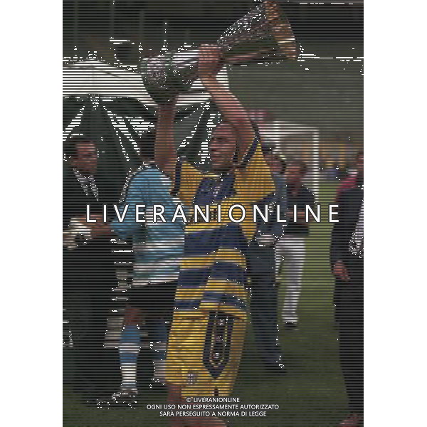 MILANO SUPERCOPPA ITALIANA MILAN PARMA 21-081-1999 NELLA FOTO ALAIN BOGHOSSIAN CON LA SUPERCOPPA ITALIANA AG ALDO LIVERANI SAS