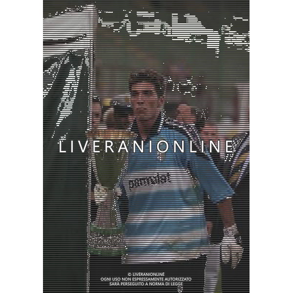 MILANO SUPERCOPPA ITALIANA MILAN PARMA 21-081-1999 NELLA FOTO GIANLUCA BUFFON CON LA SUPERCOPPA ITALIANA AG ALDO LIVERANI SAS