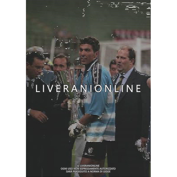 MILANO SUPERCOPPA ITALIANA MILAN PARMA 21-081-1999 NELLA FOTO GIANLUCA BUFFON CON LA SUPERCOPPA ITALIANA AG ALDO LIVERANI SAS