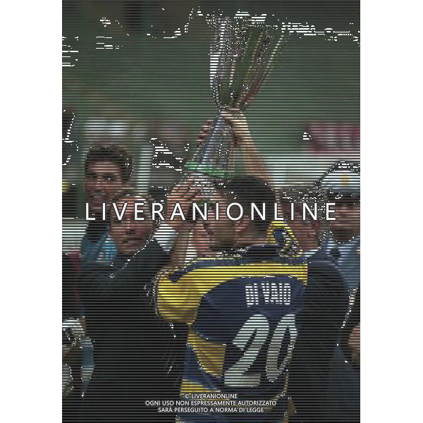 MILANO SUPERCOPPA ITALIANA MILAN PARMA 21-081-1999 NELLA FOTO MARCO DIVAIO CON LA SUPERCOPPA ITALIANA CON SALVATORE SCAGLIA AG ALDO LIVERANI SAS