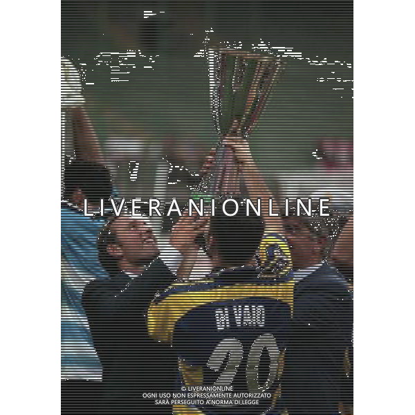 MILANO SUPERCOPPA ITALIANA MILAN PARMA 21-081-1999 NELLA FOTO MARCO DIVAIO CON LA SUPERCOPPA ITALIANA CON SALVATORE SCAGLIA AG ALDO LIVERANI SAS