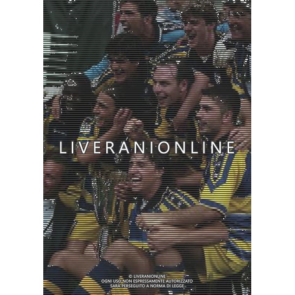MILANO SUPERCOPPA ITALIANA MILAN PARMA 21-081-1999 NELLA FOTO I GIOCATORI DEL PARMA CON LA SUPERCOPPA ITALIANA AG ALDO LIVERANI SAS