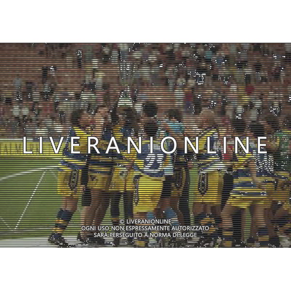 MILANO SUPERCOPPA ITALIANA MILAN PARMA 21-081-1999 NELLA FOTO I GIOCATORI DEL PARMA CON LA SUPERCOPPA ITALIANA AG ALDO LIVERANI SAS