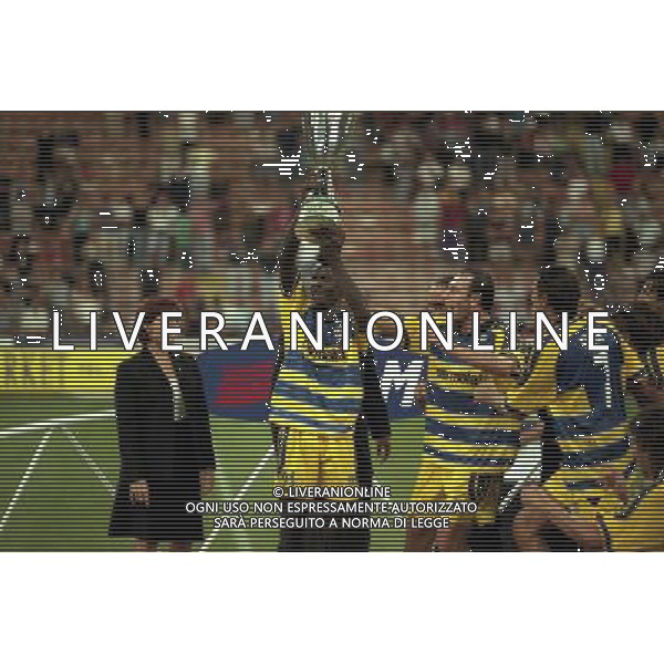 MILANO SUPERCOPPA ITALIANA MILAN PARMA 21-081-1999 NELLA FOTO I GIOCATORI DEL PARMA CON LA SUPERCOPPA ITALIANA AG ALDO LIVERANI SAS