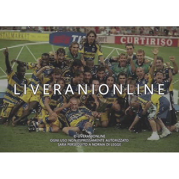 MILANO SUPERCOPPA ITALIANA MILAN PARMA 21-081-1999 NELLA FOTO I GIOCATORI DEL PARMA CON LA SUPERCOPPA ITALIANA AG ALDO LIVERANI SAS