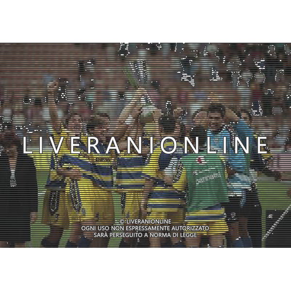 MILANO SUPERCOPPA ITALIANA MILAN PARMA 21-081-1999 NELLA FOTO I GIOCATORI DEL PARMA CON LA SUPERCOPPA ITALIANA AG ALDO LIVERANI SAS