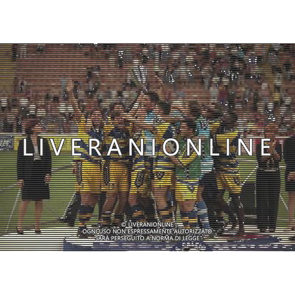 MILANO SUPERCOPPA ITALIANA MILAN PARMA 21-081-1999 NELLA FOTO I GIOCATORI DEL PARMA CON LA SUPERCOPPA ITALIANA AG ALDO LIVERANI SAS