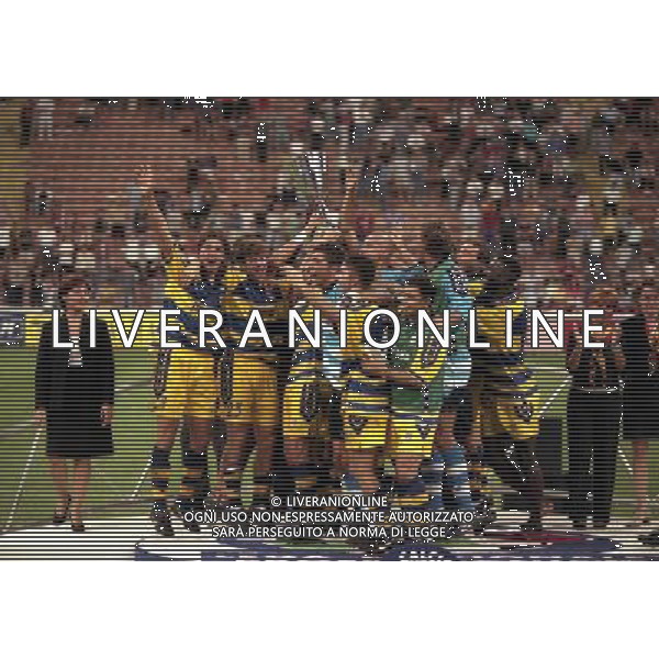 MILANO SUPERCOPPA ITALIANA MILAN PARMA 21-081-1999 NELLA FOTO I GIOCATORI DEL PARMA CON LA SUPERCOPPA ITALIANA AG ALDO LIVERANI SAS