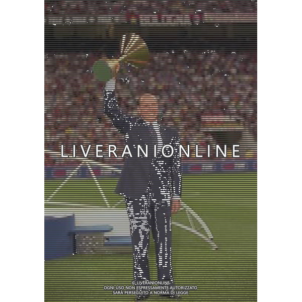 MILANO SUPERCOPPA ITALIANA MILAN PARMA 21-081-1999 NELLA FOTO SILVIO BERLUSOCNI CON LA COPPA DEL CAMPIONATO AG ALDO LIVERANI SAS