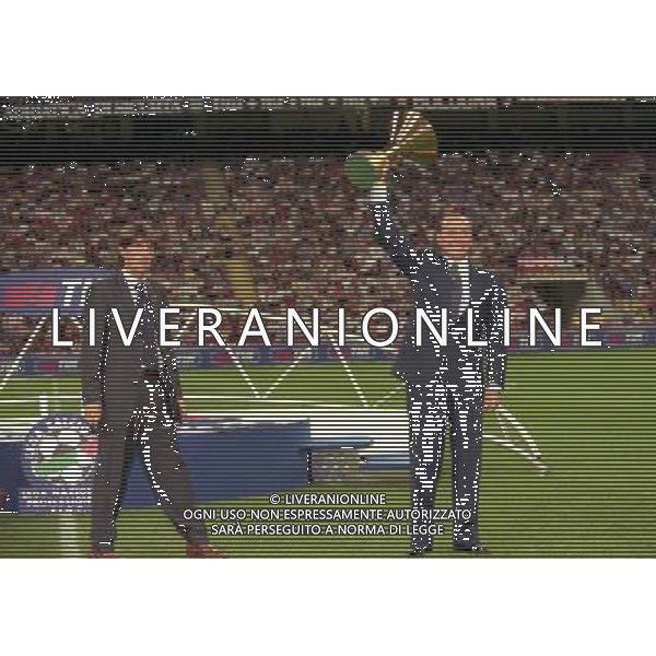 MILANO SUPERCOPPA ITALIANA MILAN PARMA 21-081-1999 NELLA FOTO SILVIO BERLUSOCNI CON LA COPPA DEL CAMPIONATO AG ALDO LIVERANI SAS