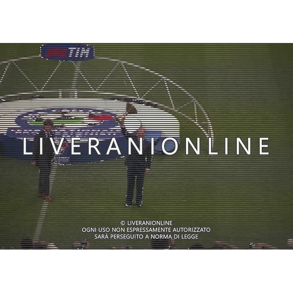 MILANO SUPERCOPPA ITALIANA MILAN PARMA 21-081-1999 NELLA FOTO SILVIO BERLUSCONI CON LA COPPA DEL CAMPIONATO AG ALDO LIVERANI SAS