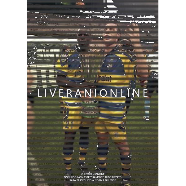 MILANO SUPERCOPPA ITALIANA MILAN PARMA 21-08 -1999 NELLA FOTO LILIAN THURAM E ALAIN BOGHOSSIAN CON LA SUPERCOPPA ITALIANA AG ALDO LIVERANI SAS