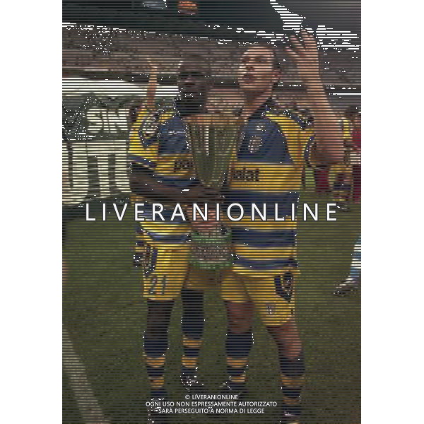 MILANO SUPERCOPPA ITALIANA MILAN PARMA 21-08 -1999 NELLA FOTO LILIAN THURAM E ALAIN BOGHOSSIAN CON LA SUPERCOPPA ITALIANA AG ALDO LIVERANI SAS