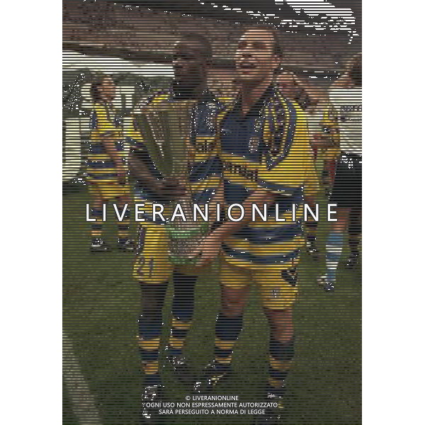 MILANO SUPERCOPPA ITALIANA MILAN PARMA 21-08 -1999 NELLA FOTO LILIAN THURAM E ALAIN BOGHOSSIAN CON LA SUPERCOPPA ITALIANA AG ALDO LIVERANI SAS
