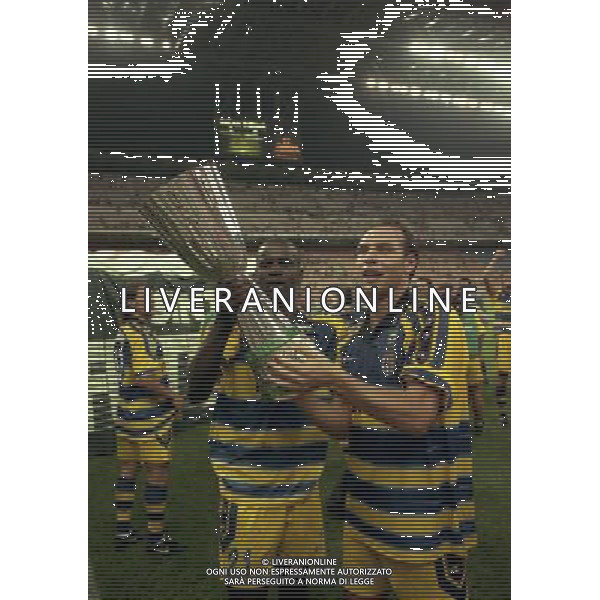 MILANO SUPERCOPPA ITALIANA MILAN PARMA 21-08 -1999 NELLA FOTO LILIAN THURAM E ALAIN BOGHOSSIAN CON LA SUPERCOPPA ITALIANA AG ALDO LIVERANI SAS