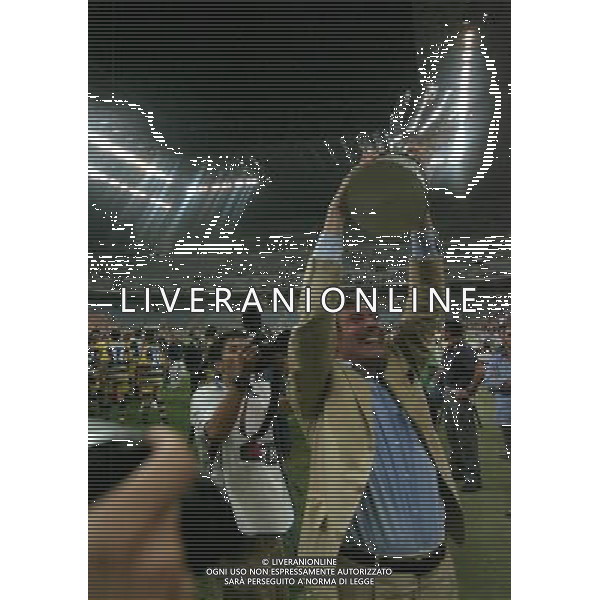 MILANO SUPERCOPPA ITALIANA MILAN PARMA 21-081-1999 NELLA FOTO ALBERTO MALESANI CON LA SUPERCOPPA ITALIANA AG ALDO LIVERANI SAS