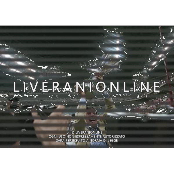 MILANO SUPERCOPPA ITALIANA MILAN PARMA 21-081-1999 NELLA FOTO ALBERTO MALESANI CON LA SUPERCOPPA ITALIANA AG ALDO LIVERANI SAS