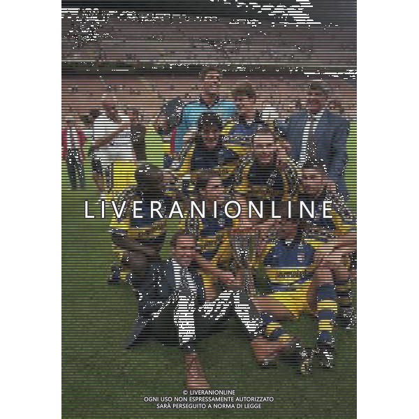 MILANO SUPERCOPPA ITALIANA MILAN PARMA 21-081-1999 NELLA FOTO I GIOCATORI DEL PARMA FESTEGGIANO CON LA SUPERCOPPA ITALIANA AG ALDO LIVERANI SAS