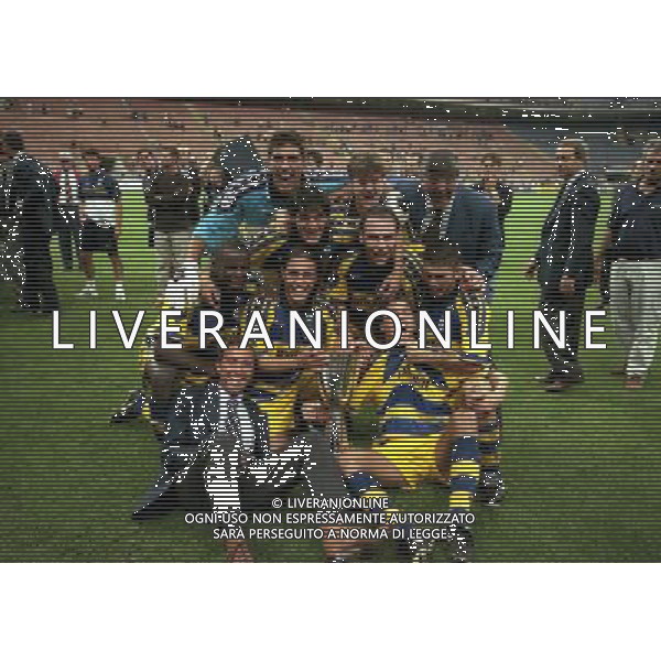 MILANO SUPERCOPPA ITALIANA MILAN PARMA 21-081-1999 NELLA FOTO I GIOCATORI DEL PARMA FESTEGGIANO CON LA SUPERCOPPA ITALIANA AG ALDO LIVERANI SAS