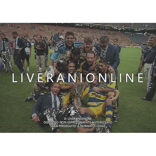 MILANO SUPERCOPPA ITALIANA MILAN PARMA 21-081-1999 NELLA FOTO I GIOCATORI DEL PARMA FESTEGGIANO CON LA SUPERCOPPA ITALIANA AG ALDO LIVERANI SAS