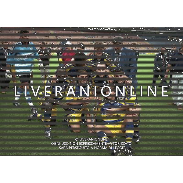MILANO SUPERCOPPA ITALIANA MILAN PARMA 21-081-1999 NELLA FOTO I GIOCATORI DEL PARMA FESTEGGIANO CON LA SUPERCOPPA ITALIANA AG ALDO LIVERANI SAS