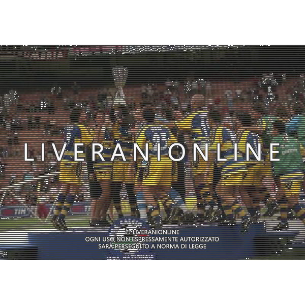 MILANO SUPERCOPPA ITALIANA MILAN PARMA 21-081-1999 NELLA FOTO I GIOCATORI DEL PARMA FESTEGGIANO CON LA SUPERCOPPA ITALIANA AG ALDO LIVERANI SAS