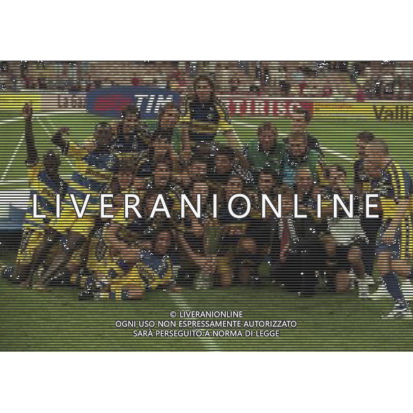 MILANO SUPERCOPPA ITALIANA MILAN PARMA 21-081-1999 NELLA FOTO I GIOCATORI DEL PARMA FESTEGGIANO CON LA SUPERCOPPA ITALIANA AG ALDO LIVERANI SAS