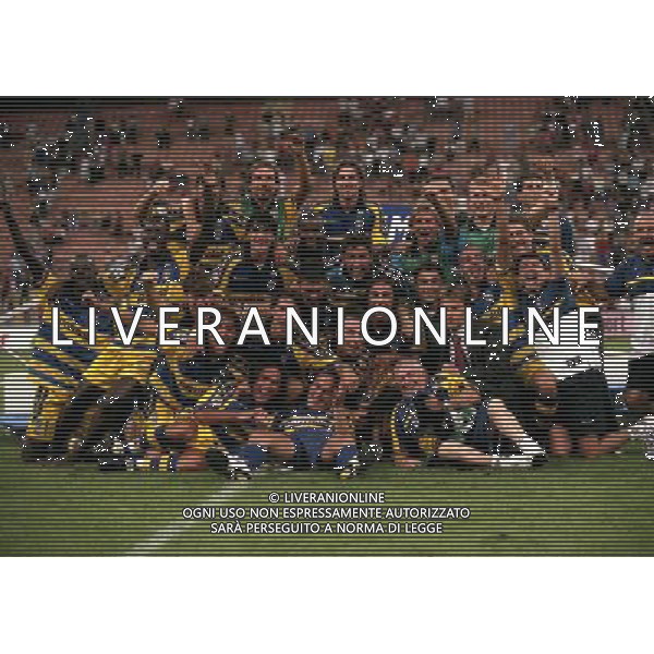 MILANO SUPERCOPPA ITALIANA MILAN PARMA 21-081-1999 NELLA FOTO I GIOCATORI DEL PARMA FESTEGGIANO CON LA SUPERCOPPA ITALIANA AG ALDO LIVERANI SAS