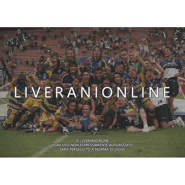 MILANO SUPERCOPPA ITALIANA MILAN PARMA 21-081-1999 NELLA FOTO I GIOCATORI DEL PARMA FESTEGGIANO CON LA SUPERCOPPA ITALIANA AG ALDO LIVERANI SAS