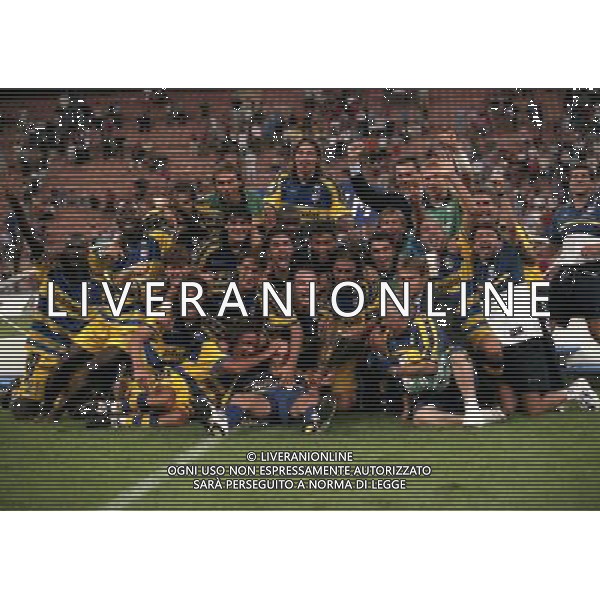 MILANO SUPERCOPPA ITALIANA MILAN PARMA 21-081-1999 NELLA FOTO I GIOCATORI DEL PARMA FESTEGGIANO CON LA SUPERCOPPA ITALIANA AG ALDO LIVERANI SAS