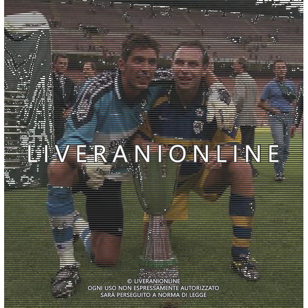 MILANO SUPERCOPPA ITALIANA MILAN PARMA 21-08 -1999 NELLA FOTO GIANLUIGI BUFFON CON ALAIN BOGHOSSIAN CON LA SUPERCOPPA ITALIANA AG ALDO LIVERANI SAS