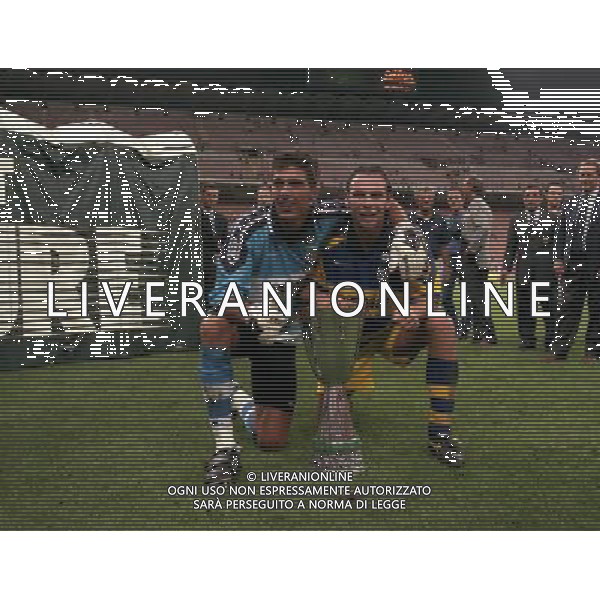MILANO SUPERCOPPA ITALIANA MILAN PARMA 21-08 -1999 NELLA FOTO GIANLUIGI BUFFON CON ALAIN BOGHOSSIAN CON LA SUPERCOPPA ITALIANA AG ALDO LIVERANI SAS