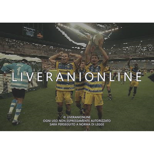 MILANO SUPERCOPPA ITALIANA MILAN PARMA 21-08 -1999 NELLA FOTO ALAIN BOGHOSSIAN E DIEGO FUSER CON LA SUPERCOPPA ITALIANA AG ALDO LIVERANI SAS